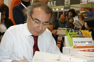 Prof. Dr. Nevzat Tarhan TÜYAP Kitap Fuarında kitaplarını imzaladı...